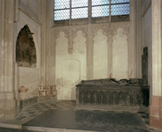 115196 Interieur van de Domkerk (Domplein) te Utrecht: kapel met graftombe van de bisschop Guy van Avesnes.